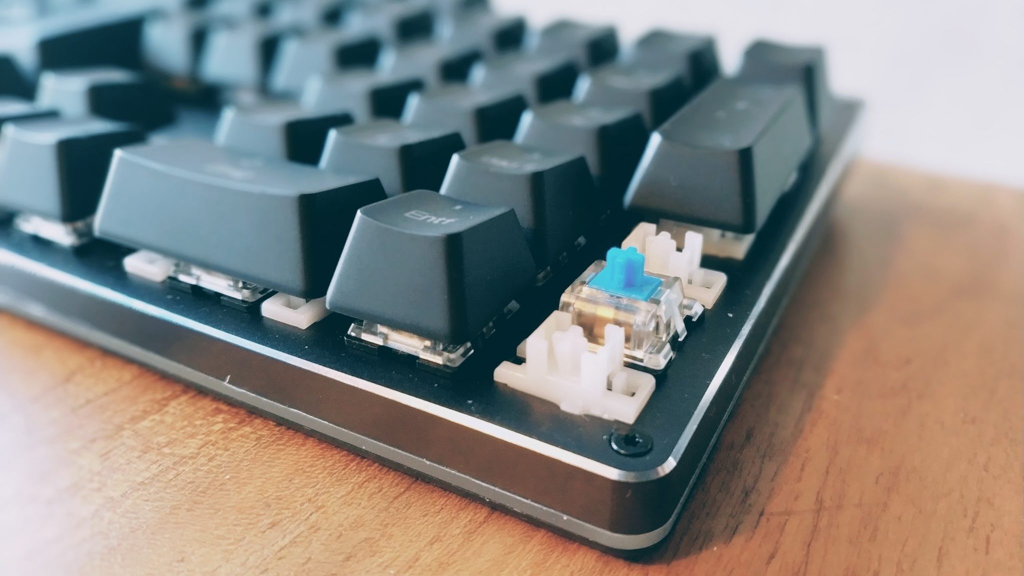 Aukey KM-G12 Tastatur im Test Mechanische Tastaturen sind trotz ihrer älteren Technologie in manchen Zielgruppen sehr beliebt. Besonders Gamer und Vielschreiber oder Programmierer schwärmen davon.